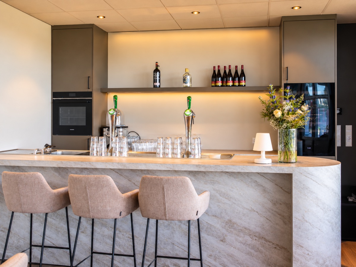 Skybox D'n Bossche Trots, bar met barkrukken
