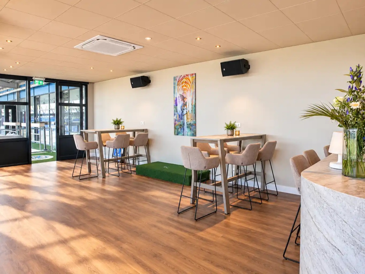 Skybox D'n Bossche Trots, ruimte met glazen pui naar het veld