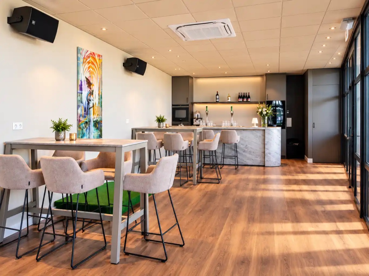 Skybox D'n Bossche Trots, lounge met kunstwerk aan de wand