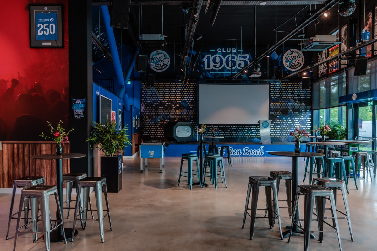 Supportershome, zithoek met scherm en voetbaltafel