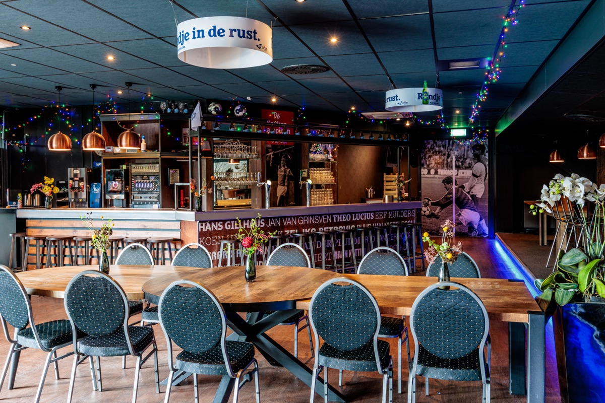 De Sliert, lange tafel bij de bar
